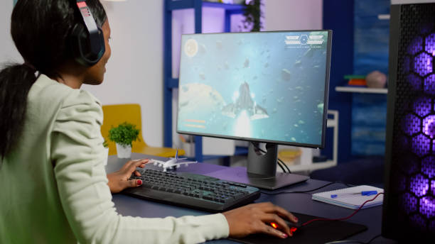 pro black woman gamer playing space shooter videogame - 電競教育 個照片及圖片檔